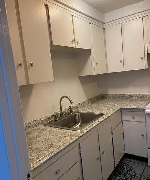 109 E Trident Dr — Photo 2