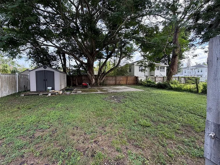 1405 Park Lake St — Photo 8