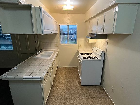 5th image of 558 N Sunnyside St Unit 9