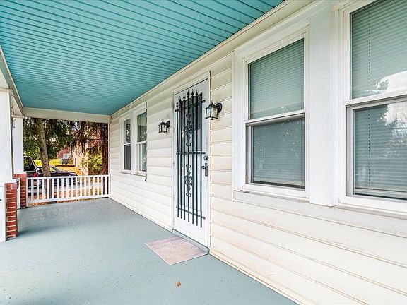 Spacious front porch - plenty of space for dining al fresco or relaxing during your mornings or evenings