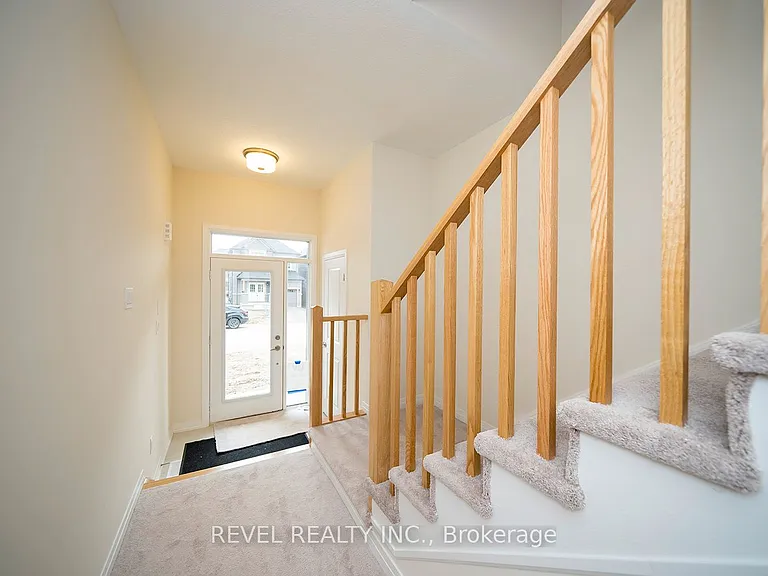 31 Wakeling Dr — Photo 2