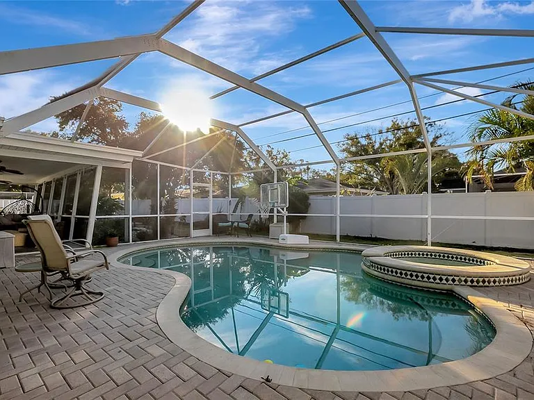 809 Jacaranda Dr — Photo 1