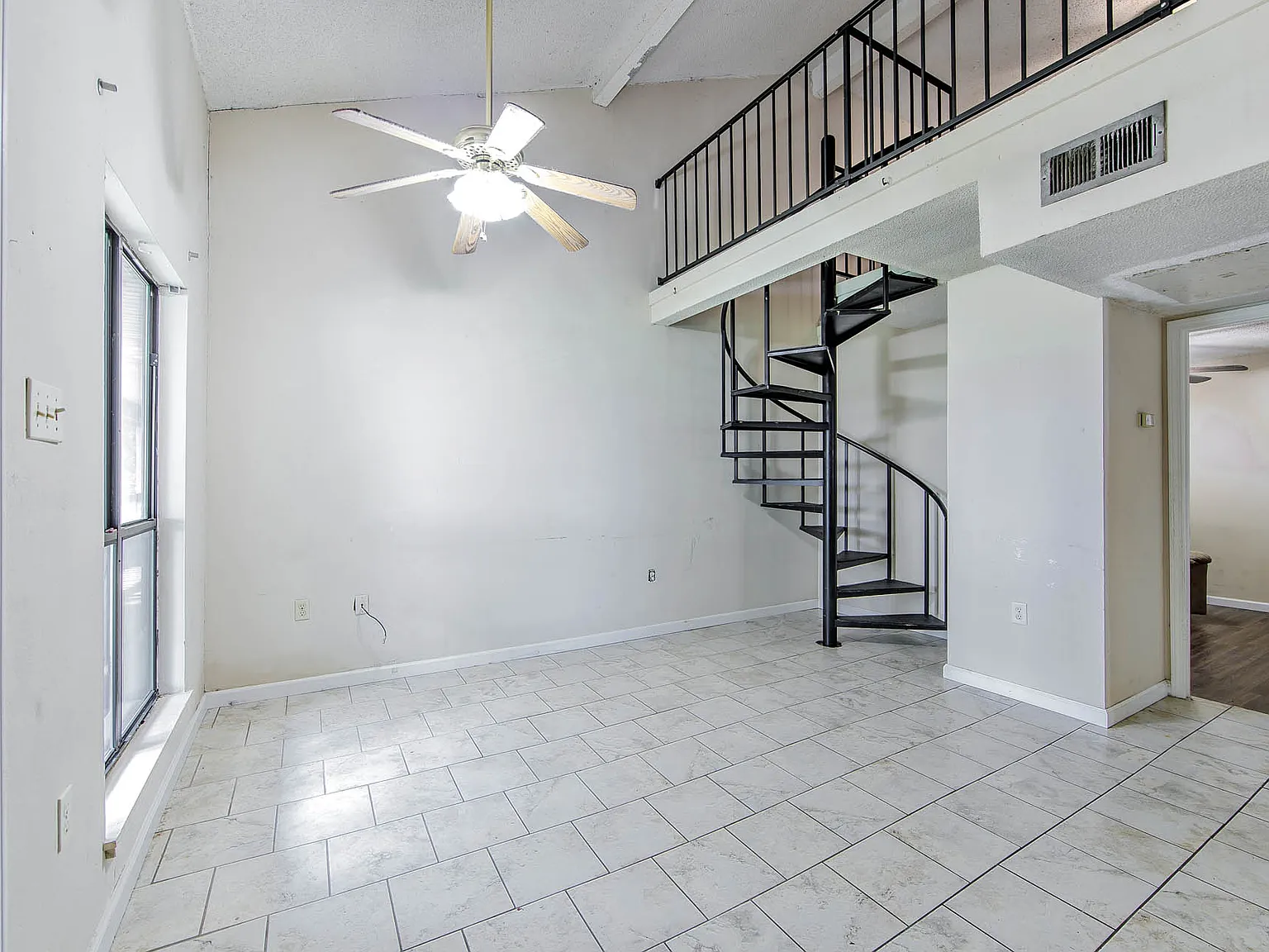 1300 Louise st — Photo 4