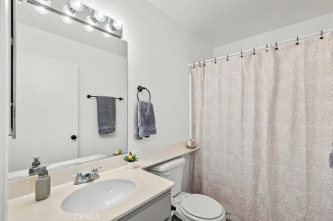 Hallway bathroom with shower/tub combination