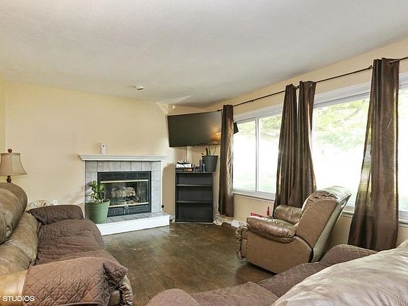 4th image of 831 NE 86th St