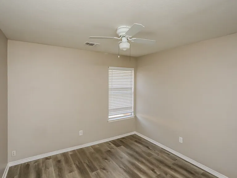 1303 Coronado Ln — Photo 12