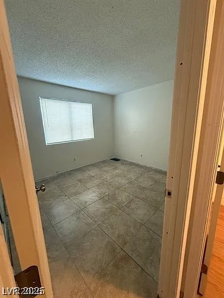 2 bed, 1.0 bath, 3212 sqft, $1,100 — Photo 4