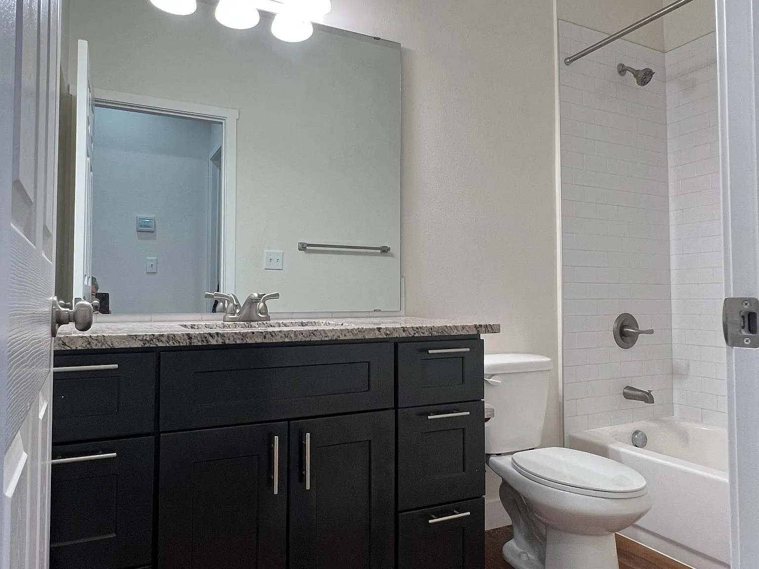 2 bed, 1000 sqft, $2,100 — Photo 3