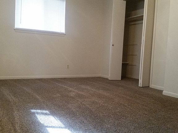 504 Hemlock Master Bedroom_04192016