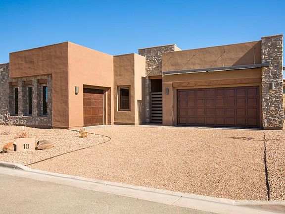Three-Car Garage on the Modern Front Exterior