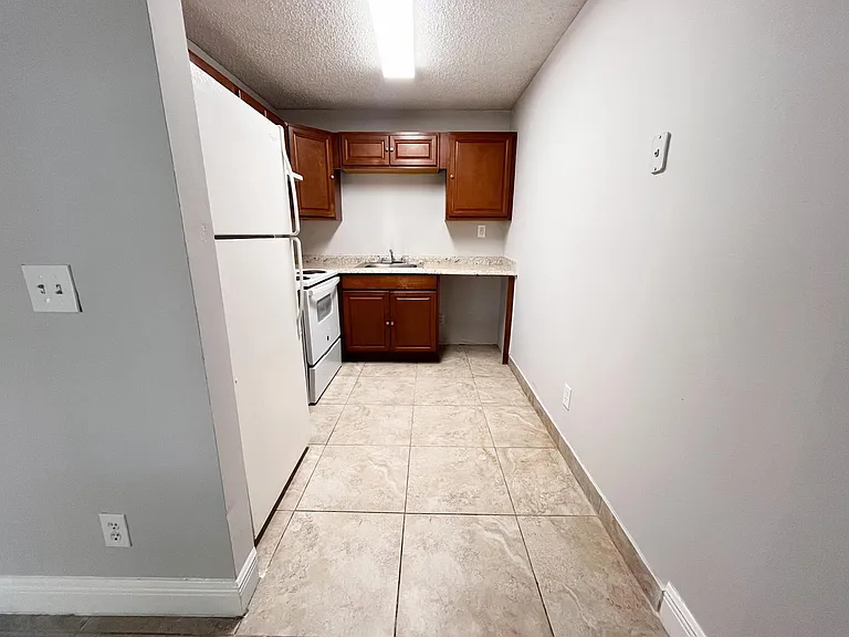 1106 Meadows Cir — Photo 12