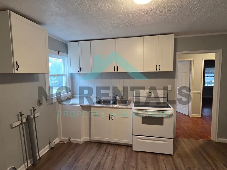 1410 Maple St — Photo 4