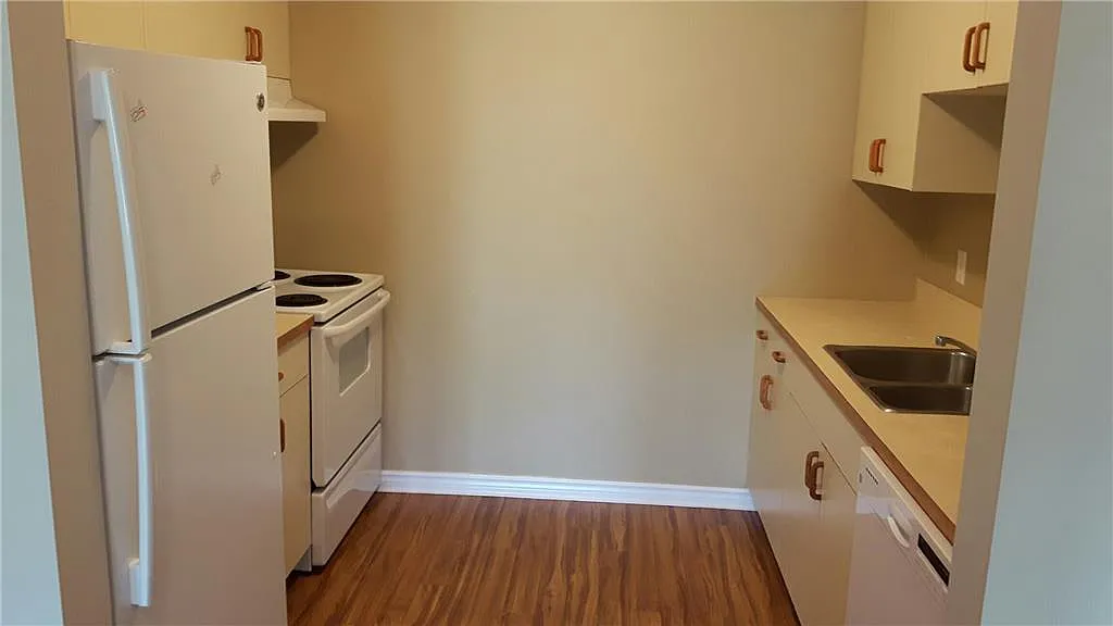 678 Evangeline Street — Photo 3