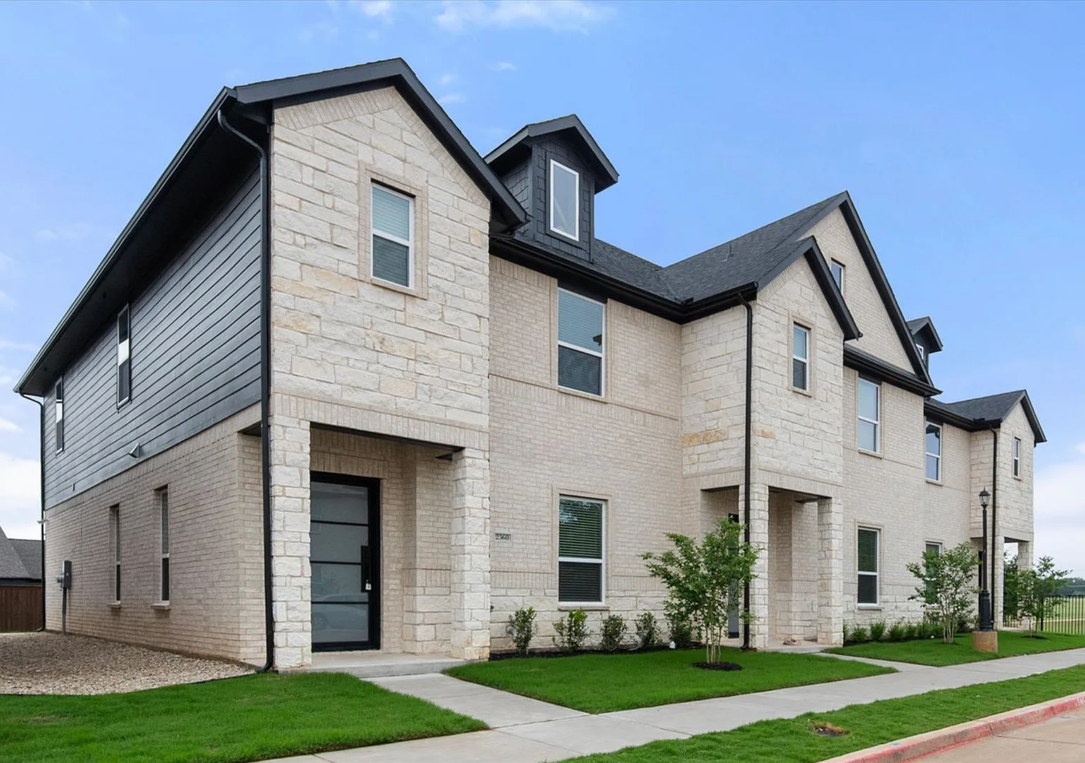 Luxury Arlington Townhome - Gated Community — Photo 4