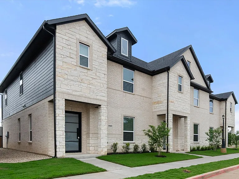 2355 Spring Park Blvd — Photo 4