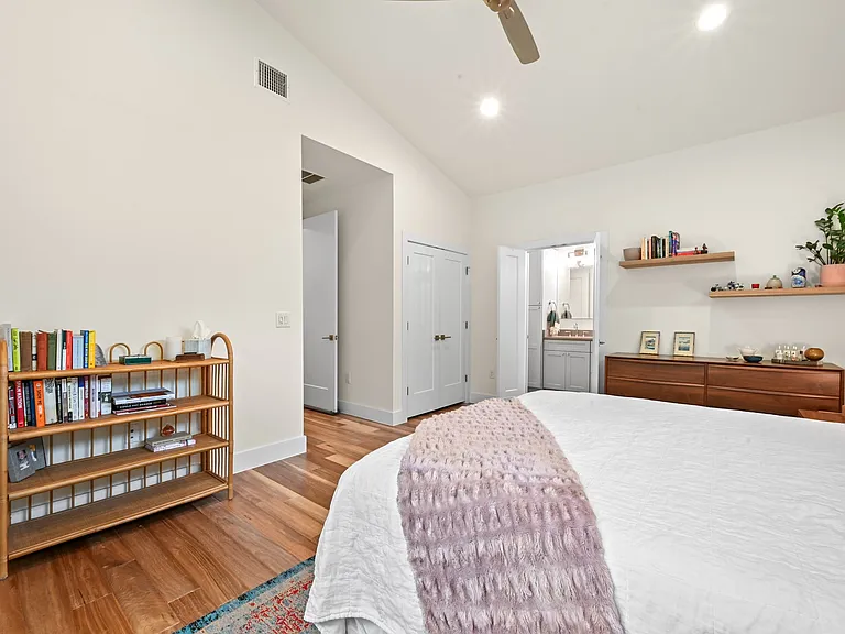 1307 Delano St #1 — Photo 9