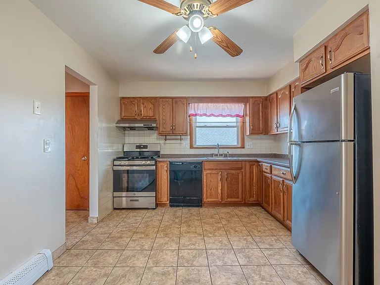 430 Sylvan St #1 — Photo 7