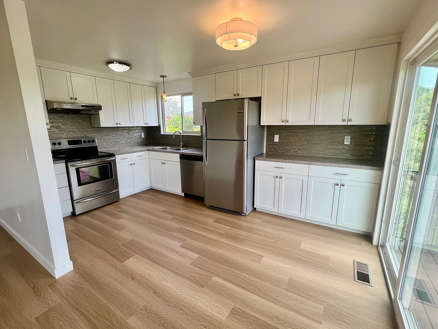 3 bed, 1600 sqft, $1,900 — Photo 2