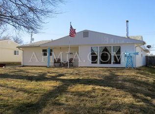 917 Regent St NE, Cedar Rapids, IA 52402