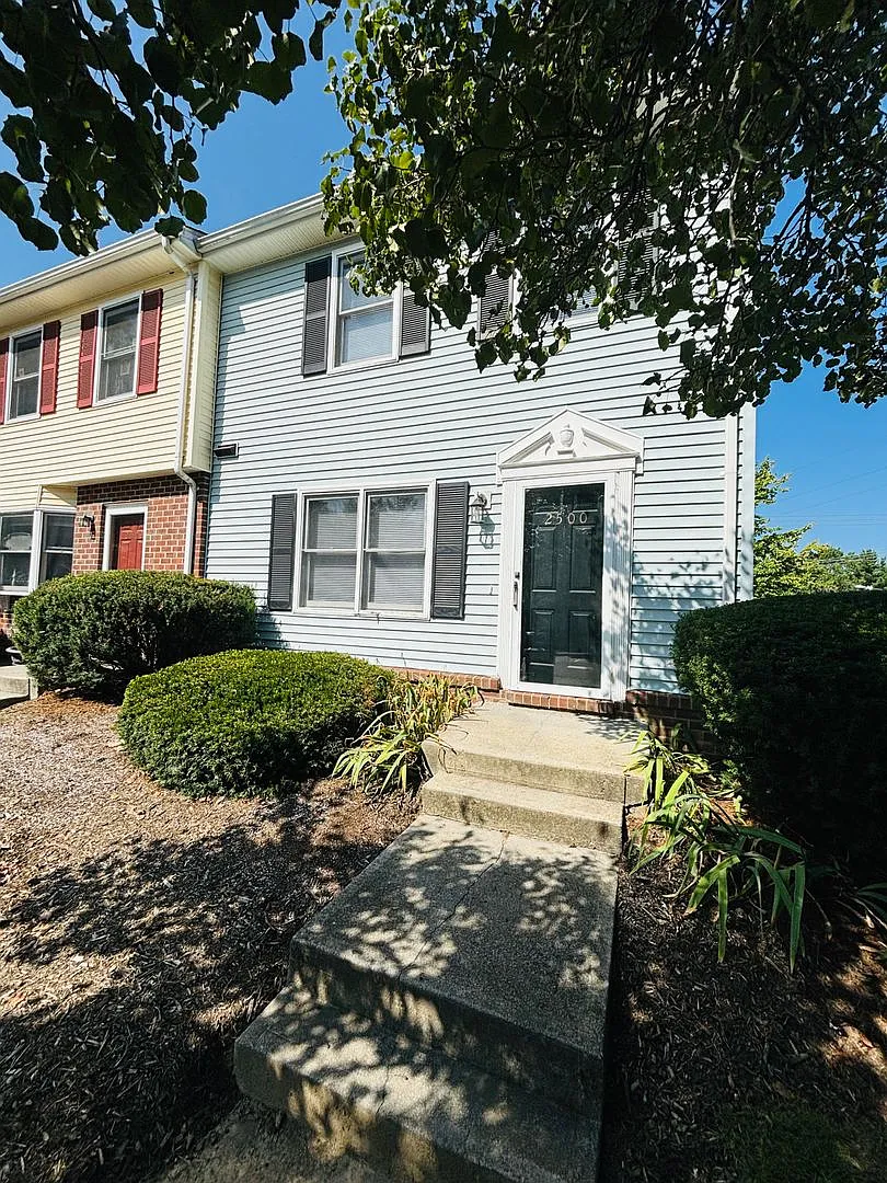 3 Bedroom, 2.5 Townhouse — Photo 2