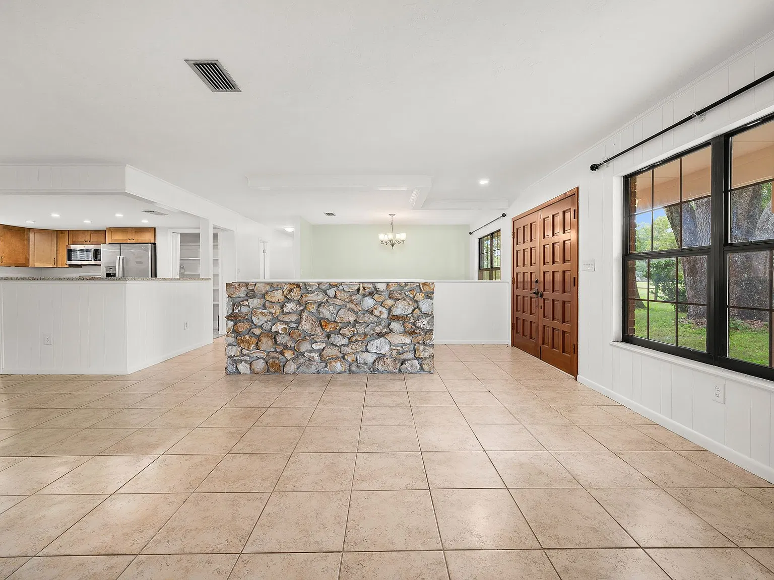 3 bed, 1824 sqft, $2,200 — Photo 1