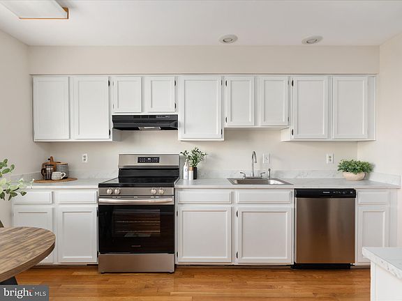 4th image of 3944 Collis Oak Ct