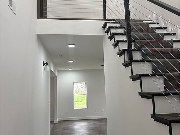 2nd image of 512 Moore Rd