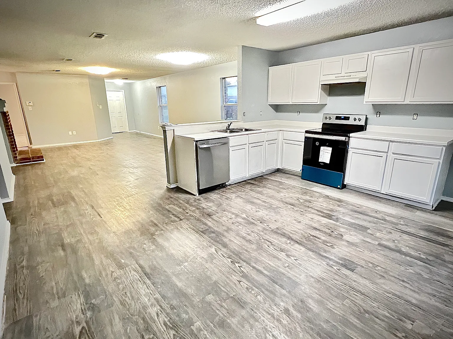 3 bed, 1800 sqft, $2,350 — Photo 2