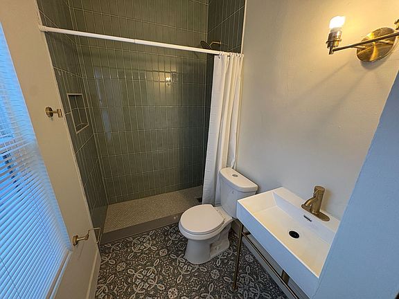 4th image of 2711 Indiana Ave #2