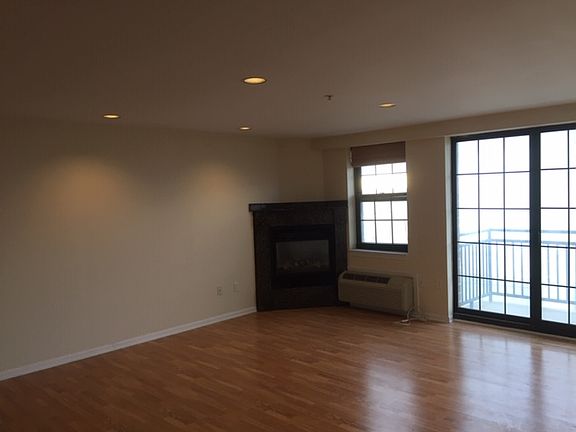 3rd image of 26 W Broadway Blvd Unit 303