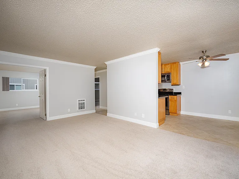 Regency #122 living2