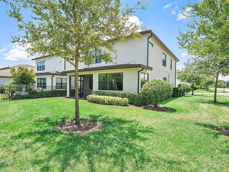 2485 Primrose Pl — Photo 41