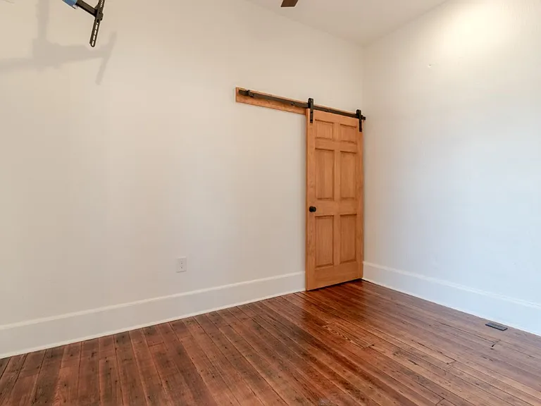305 Main St — Photo 18