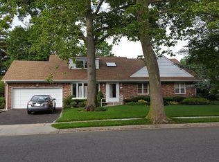 12 Washington Ave S, Lawrence, NY 11559