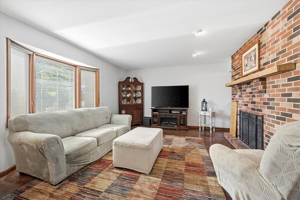 Listing photo 3 for 300 Wedgewood Ct