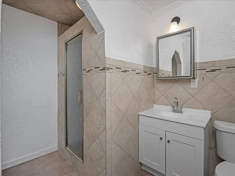 2202 Brook Ave — Photo 14