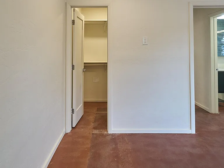 2542 E Seneca St — Photo 25