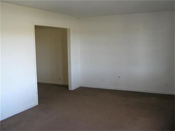 3rd image of 2063 Bay St N