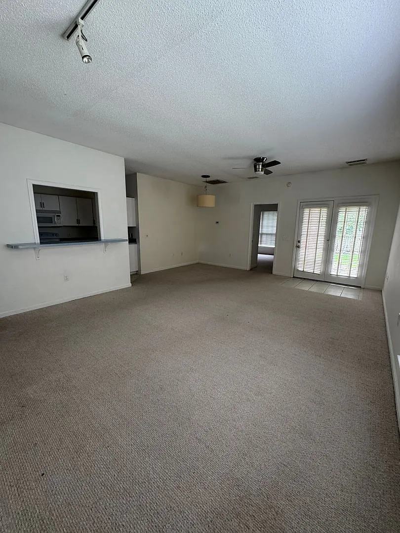 Prime Location! 2BR/2BA Townhome Just Minutes from the Beach — Photo 3