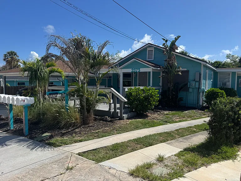 2573 NE Palm Ave #A — Photo 1