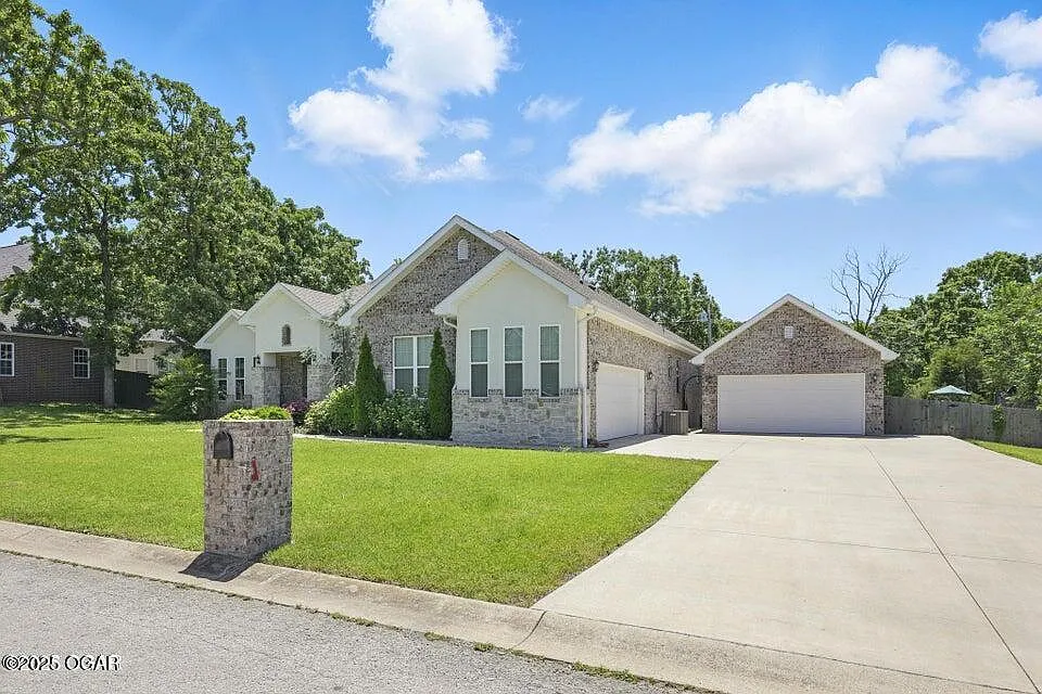 4 bed, 3.0 bath, 3077 sqft, $2,300 — Photo 2