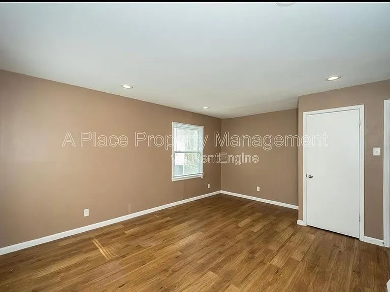 325 Caithness Rd — Photo 5