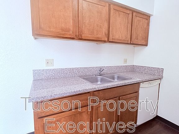 3rd image of 660 S Tucson Blvd #212