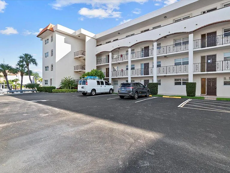 20 Yacht Club Dr #104 — Photo 2