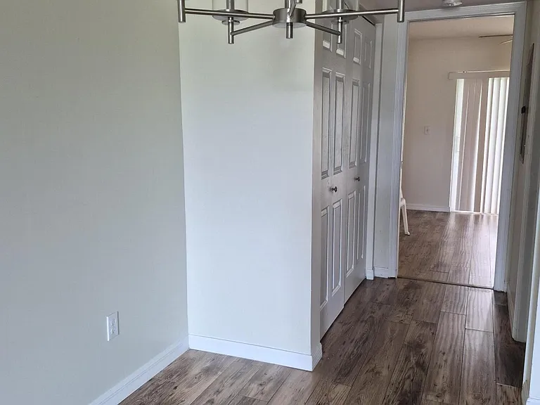 27 Easthampton B — Photo 8