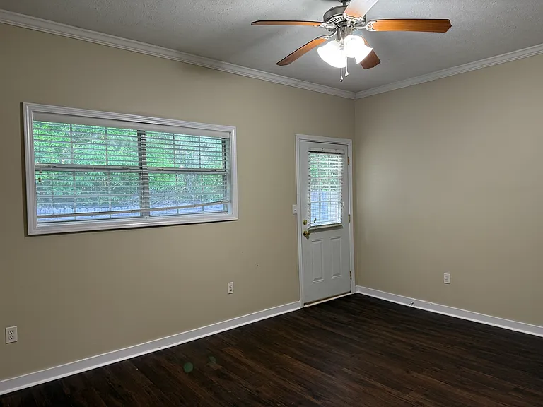 216 Hawthorne Dr #B — Photo 7