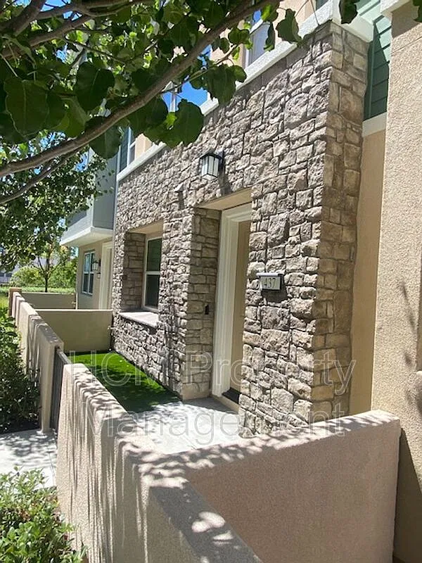 3 bed, 3.5 bath, 1670 sqft, $4,500 — Photo 2