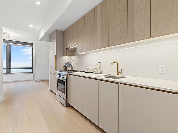 5th image of 3 Court Sq APT 4407