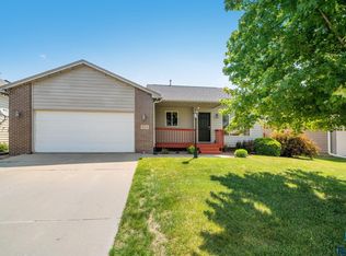 824 S Tayberry Ave, Sioux Falls, SD 57106