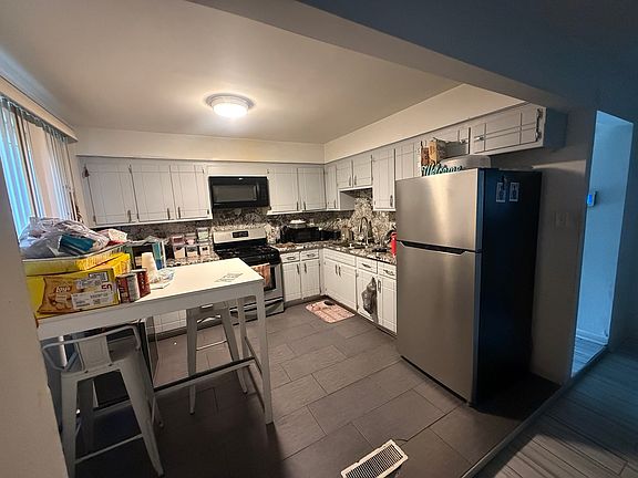 3rd image of 15205 Dorchester Ave